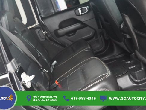 Used 2019 Jeep Wrangler Unlimited Sahara w/ Quick Order Package 24M Moab AWD/4WD image 13