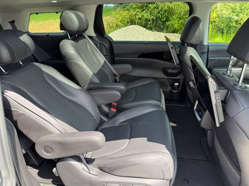 Used 2025 Kia Carnival SX Prestige FWD image 25