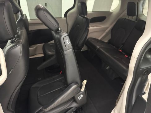 Used 2020 Chrysler Pacifica Touring-L FWD image 45