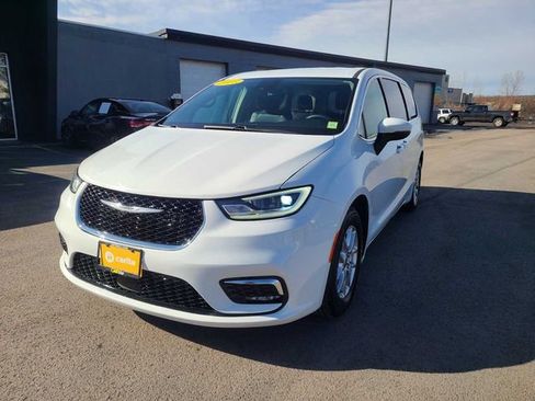 Used 2023 Chrysler Pacifica Touring-L image 1