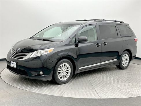 Used 2015 Toyota Sienna XLE image 1