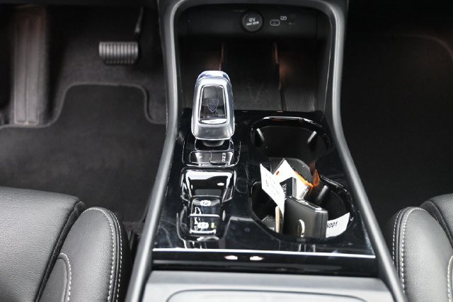 Used 2025 Volvo XC40 B5 Ultra AWD/4WD image 13