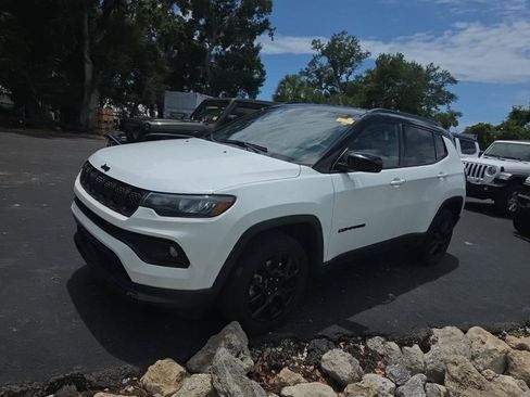 Used 2023 Jeep Compass Latitude AWD/4WD image 2