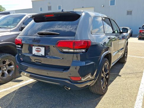 Used 2018 Jeep Grand Cherokee Altitude AWD/4WD image 4