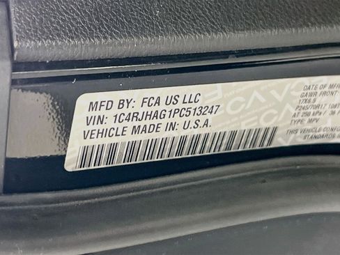 Used 2023 Jeep Grand Cherokee Laredo w/ Luxury Tech Group I image 30