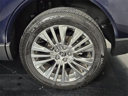 Used 2021 Toyota Venza Limited image 11