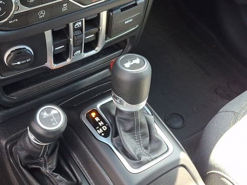 Used 2025 Jeep Wrangler Unlimited Sahara w/ Safety Group AWD/4WD image 15