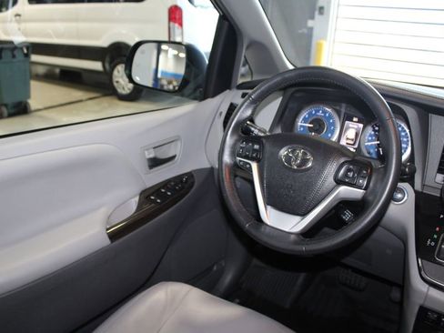 Used 2017 Toyota Sienna XLE Premium image 21