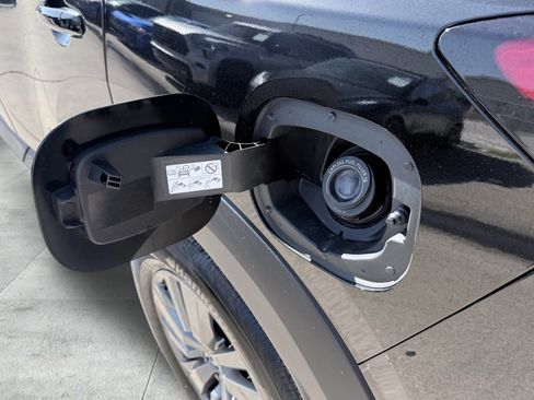 Used 2025 Nissan Pathfinder S FWD image 17