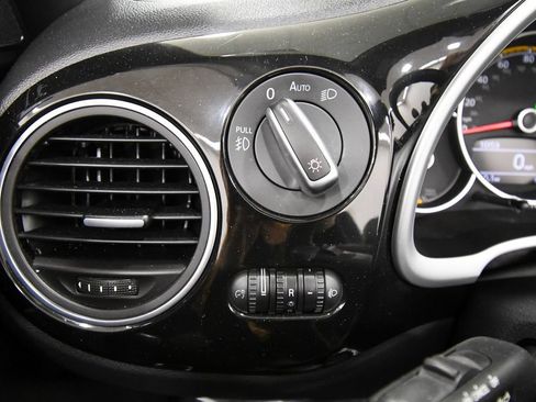 Used 2018 Volkswagen Beetle 2.0T Dune FWD image 18