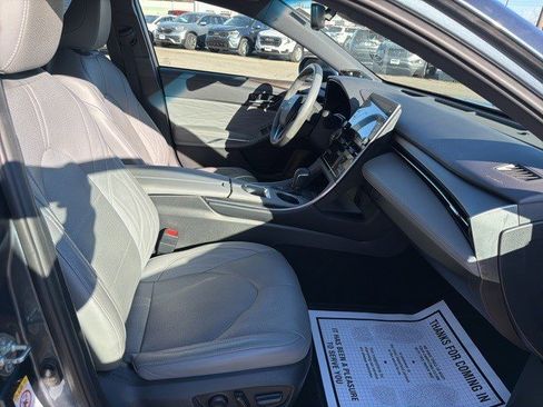 Used 2019 Toyota Avalon Limited image 19