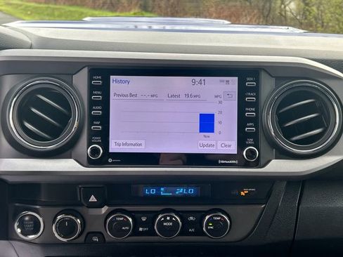 Used 2022 Toyota Tacoma TRD Sport w/ Technology Package image 18