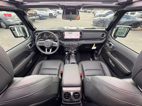 New 2026 Jeep Wrangler Unlimited Sahara AWD/4WD image 25