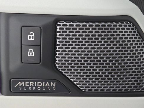 Used 2023 Land Rover Defender 110 SE image 22