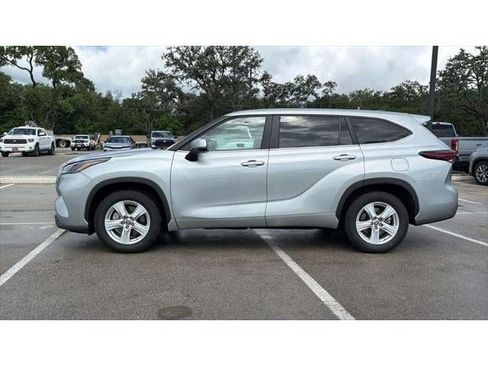 Certified 2025 Toyota Highlander LE FWD image 10