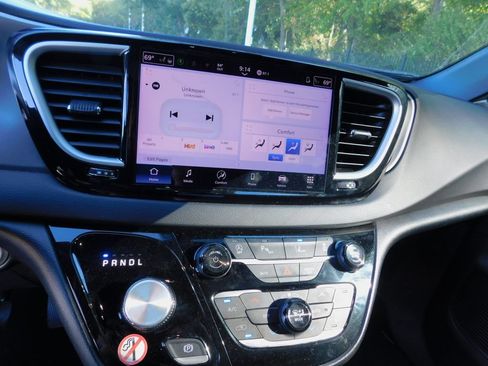 Used 2025 Chrysler Pacifica Select FWD image 5