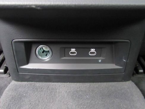 Used 2022 Audi Q8 Premium image 32