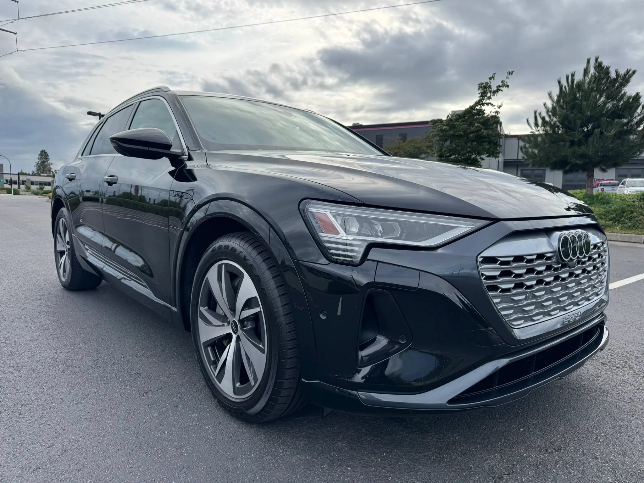 Used 2024 Audi Q8 e-tron Premium Plus w/ Premium Plus Package AWD/4WD image 2