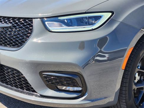 Used 2025 Chrysler Pacifica Limited image 42