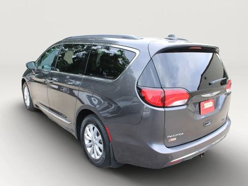 Used 2017 Chrysler Pacifica Touring-L FWD image 6