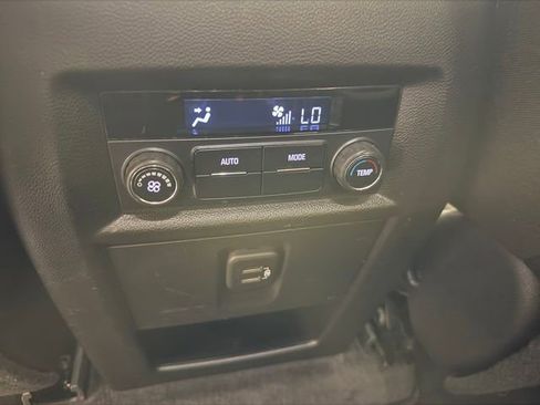 Used 2021 Chevrolet Traverse LT image 25