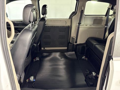 Used 2017 Dodge Grand Caravan SXT image 23