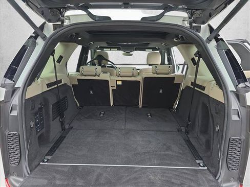 Used 2018 Land Rover Discovery HSE AWD/4WD image 13