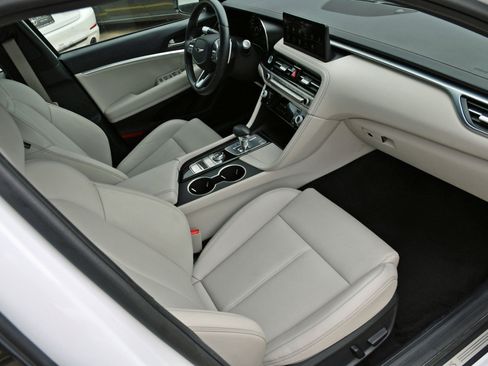 Used 2024 Genesis G70 2.5T image 32