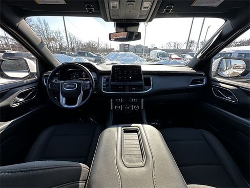 Used 2023 GMC Yukon XL SLE image 3