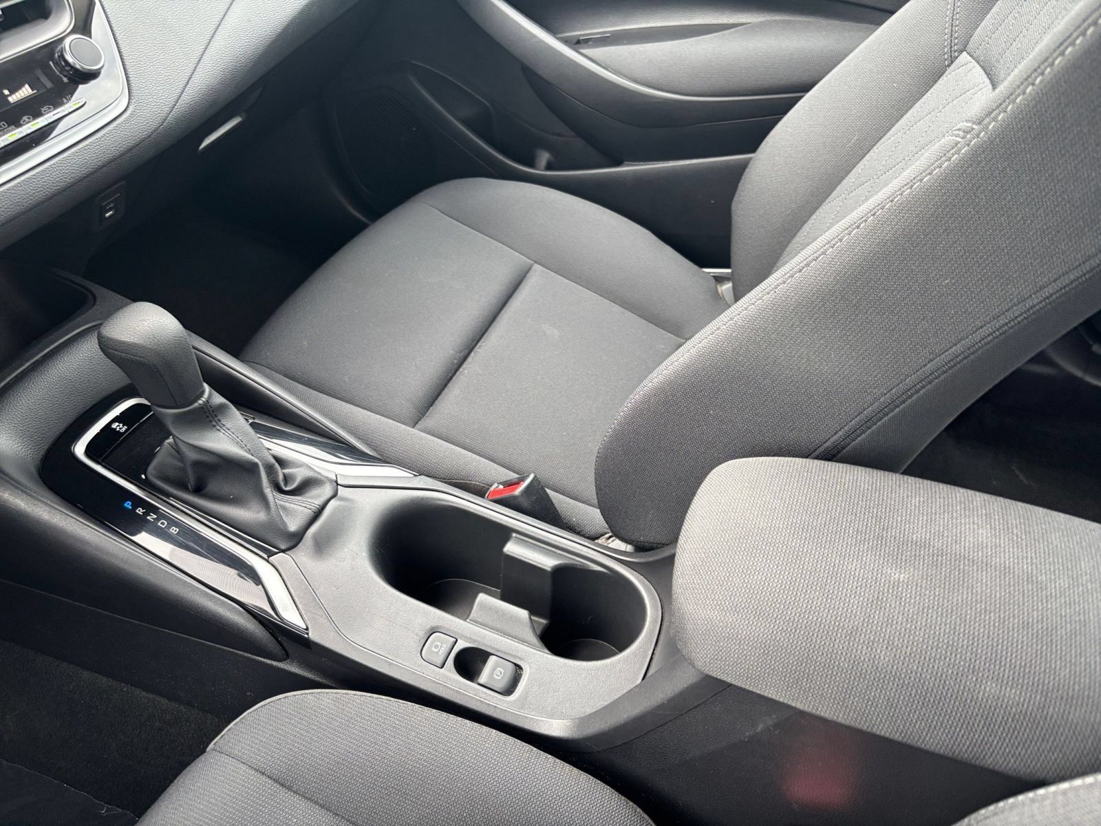 Used 2025 Toyota Corolla LE FWD image 39