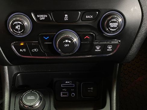 Used 2015 Jeep Cherokee Latitude w/ Cold Weather Group AWD/4WD image 24