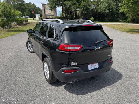 Used 2017 Jeep Cherokee Latitude w/ Comfort/Convenience Group FWD image 4