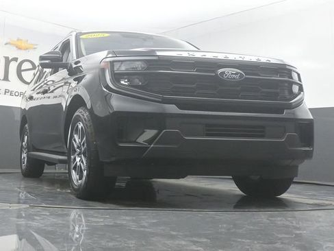 Used 2025 Ford Expedition Active AWD/4WD image 3