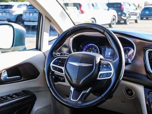 Used 2018 Chrysler Pacifica Touring-L image 15