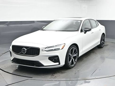 Used 2025 Volvo S60 B5 Plus FWD image 3