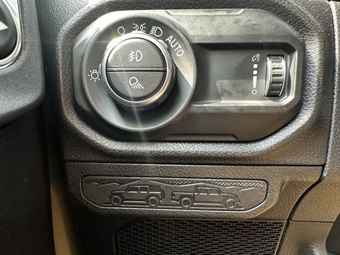 Used 2025 Jeep Gladiator Sport image 15