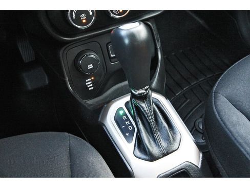 Used 2015 Jeep Renegade Latitude AWD/4WD image 30
