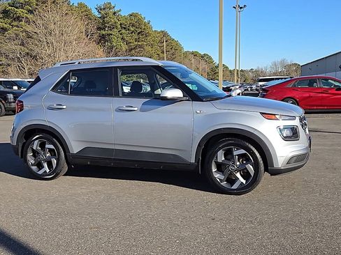 Certified 2022 Hyundai Venue SEL image 2
