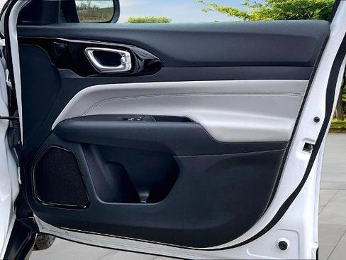 Used 2023 Jeep Compass Limited image 23