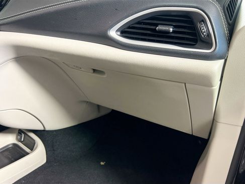 Used 2024 Chrysler Pacifica Select image 35