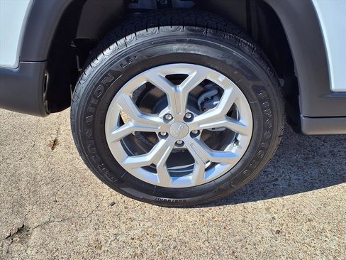 Used 2024 Jeep Compass Latitude image 25