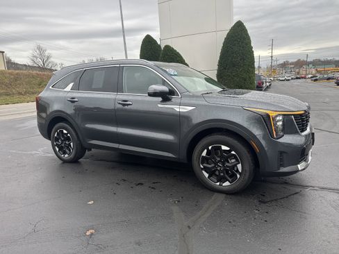 Used 2024 Kia Sorento S image 1