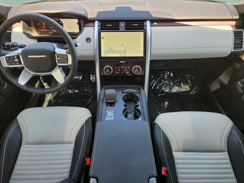 Used 2024 Land Rover Discovery Dynamic SE AWD/4WD image 24
