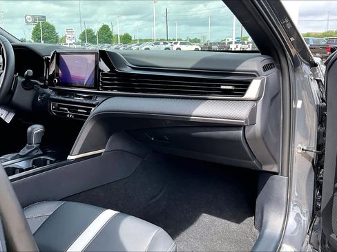 Used 2025 Toyota Camry SE w/ Convenience Package image 18