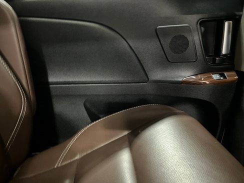 Used 2018 Toyota Sienna XLE image 21