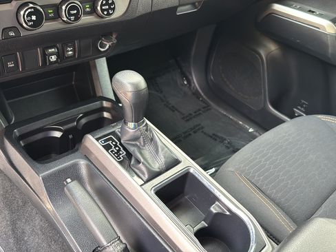 Used 2018 Toyota Tacoma SR5 AWD/4WD image 25