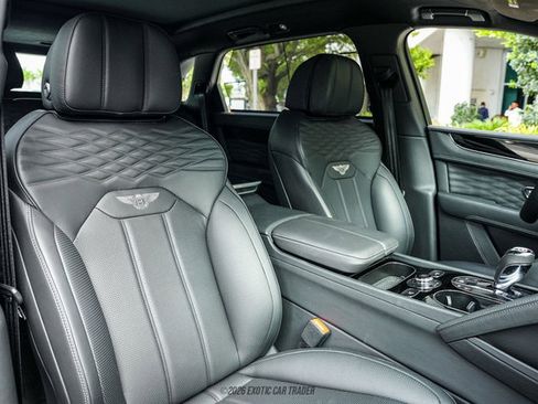 Used 2024 Bentley Bentayga Extended Wheelbase AWD/4WD image 48