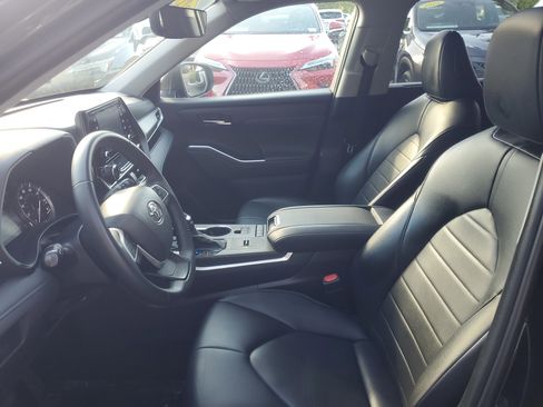 Used 2022 Toyota Highlander XLE image 16