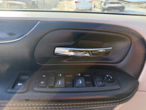 Used 2019 Dodge Grand Caravan SXT image 10