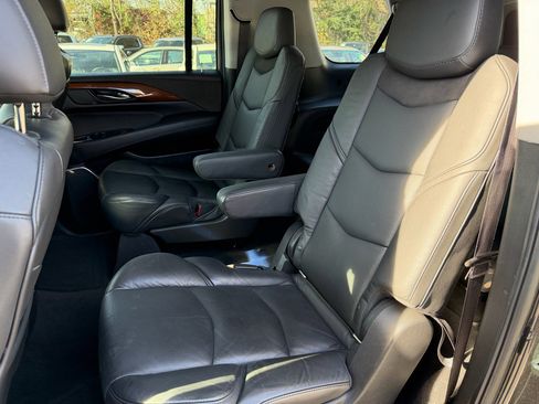 Used 2016 Cadillac Escalade ESV Premium image 35